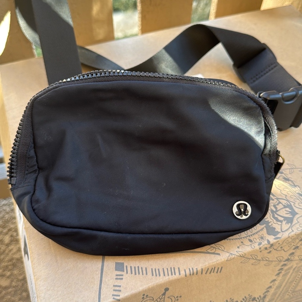 Lululemon Everywhere Belt Bag